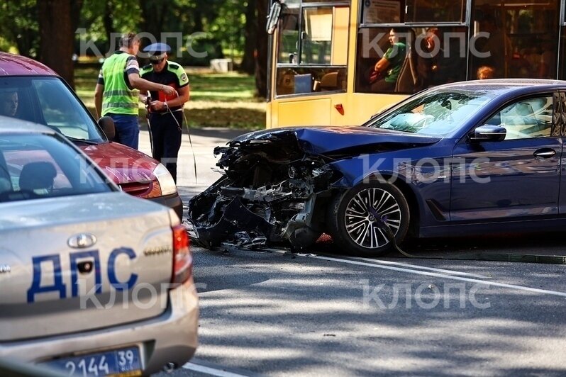 В Калининграде возле здания областной прокуратуры столкнулись две легковушки, одну из них отбросило в забор (фото, обновлено) - Новости Калининграда | Фото: Александр Подгорчук / «Клопс»