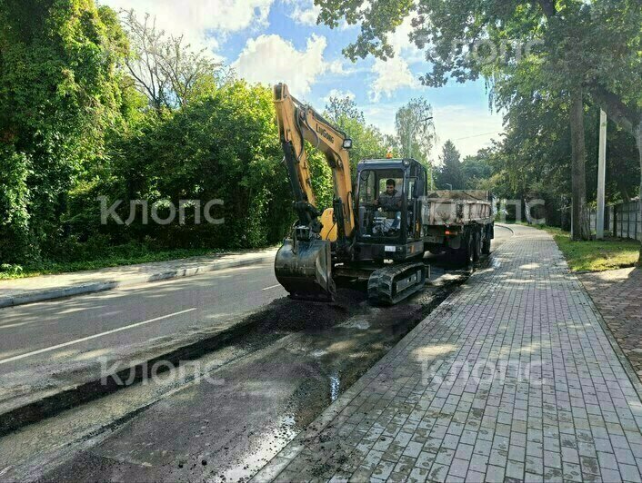 В Калининграде вскрыли асфальт на недавно принятой в эксплуатацию дороге  - Новости Калининграда | Фото: очевидец