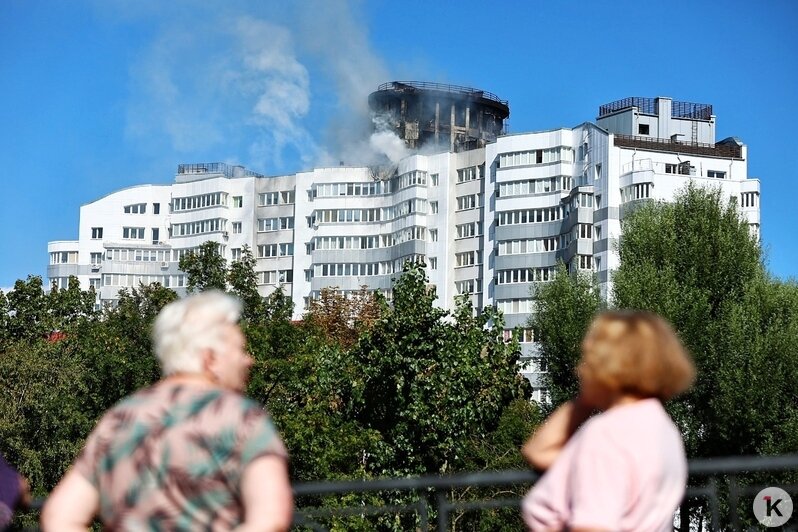 Чёрный день серого дома: языки пламени охватывают верхние этажи высотки возле Рыбной деревни (фоторепортаж) - Новости Калининграда | Фото: Александр Подгорчук / «Клопс»