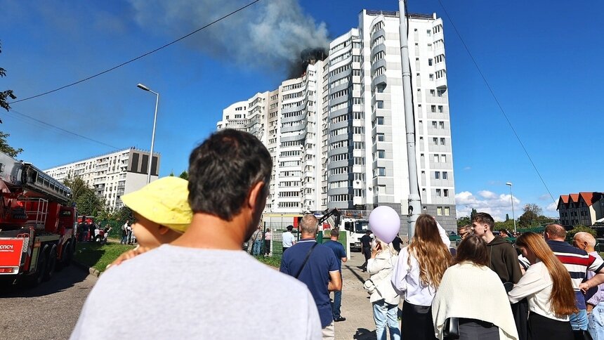 Не жалел себя: в Калининграде ищут мужчину в оранжевой футболке, помогавшего спасать людей из горящего дома на Эпроновской - Новости Калининграда | Фото: Александр Подгорчук / «Клопс»