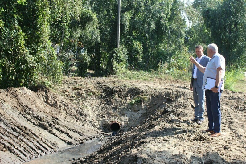 Ветки, поросль, мелкий мусор: в центре Янтарного начали очищать ручей (фото) - Новости Калининграда | Фото: администрация Янтарного