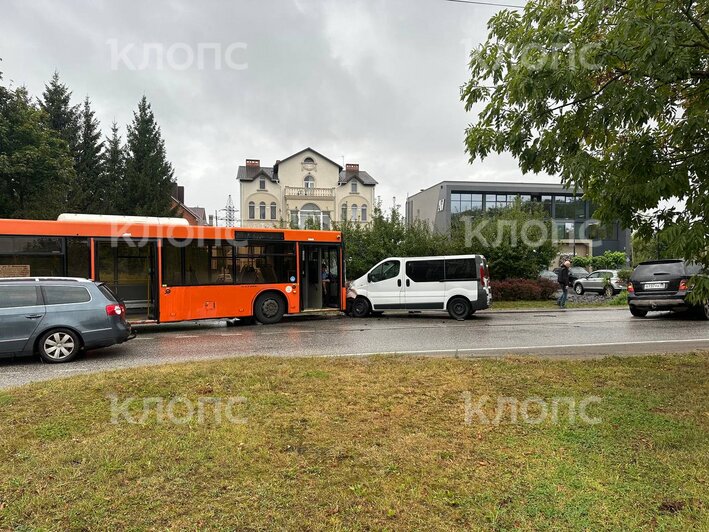 В Калининграде на Горького столкнулись рейсовый автобус, «микрик» и легковушка (фото) - Новости Калининграда | Фото: очевидец 