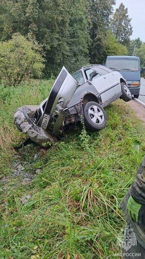 Под Зеленоградском легковушка вылетела с трассы в столб высоковольтной линии, машину зажало обломками (фото) - Новости Калининграда | Фото: МЧС региона