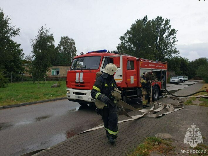 В Пионерском врачей и санитаров выставили из больницы на улицу: в здании учились тушить пожар (фото) - Новости Калининграда | Фото: МЧС региона