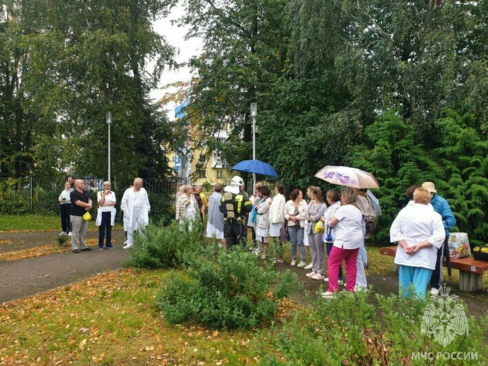 В Пионерском врачей и санитаров выставили из больницы на улицу: в здании учились тушить пожар (фото) - Новости Калининграда | Фото: МЧС региона