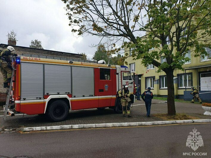 В Пионерском врачей и санитаров выставили из больницы на улицу: в здании учились тушить пожар (фото) - Новости Калининграда | Фото: МЧС региона