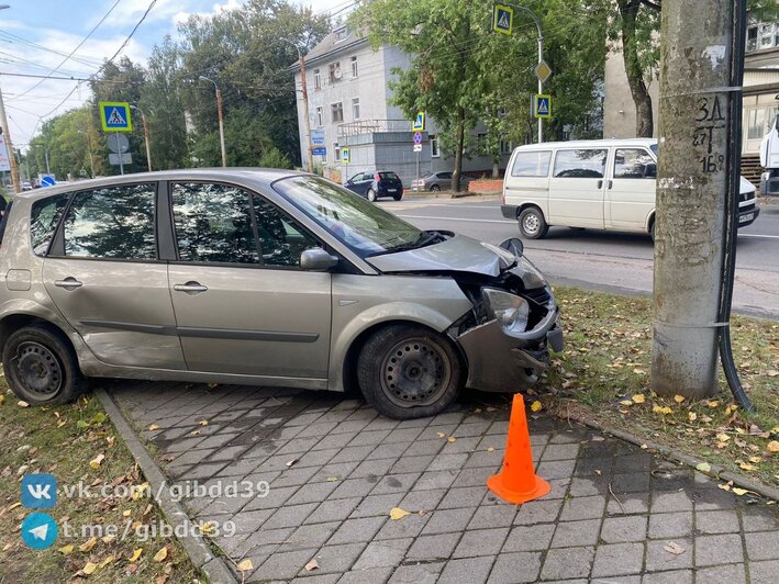 На Советском проспекте выезжавший со двора седан врезался в другое авто, пассажира увезли в БСМП - Новости Калининграда | Фото: ГАИ Калининградской области 