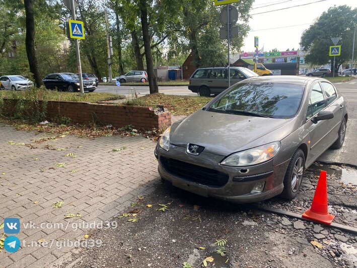 На Советском проспекте выезжавший со двора седан врезался в другое авто, пассажира увезли в БСМП - Новости Калининграда | Фото: ГАИ Калининградской области 