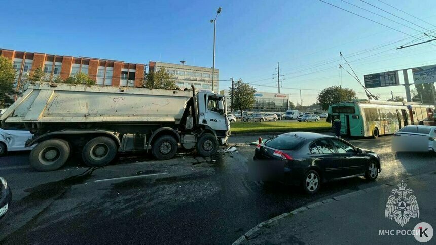 Трое обратились за медпомощью позднее: в «Калининград-ГорТрансе» прокомментировали повреждения троллейбуса после ДТП с грузовиком - Новости Калининграда | Фото: пресс-служба МЧС России