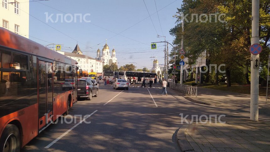 На проспекте Мира два автобуса решили поиграть в догонялки и попали в ДТП (фото, видео)  - Новости Калининграда | Фото: очевидец 