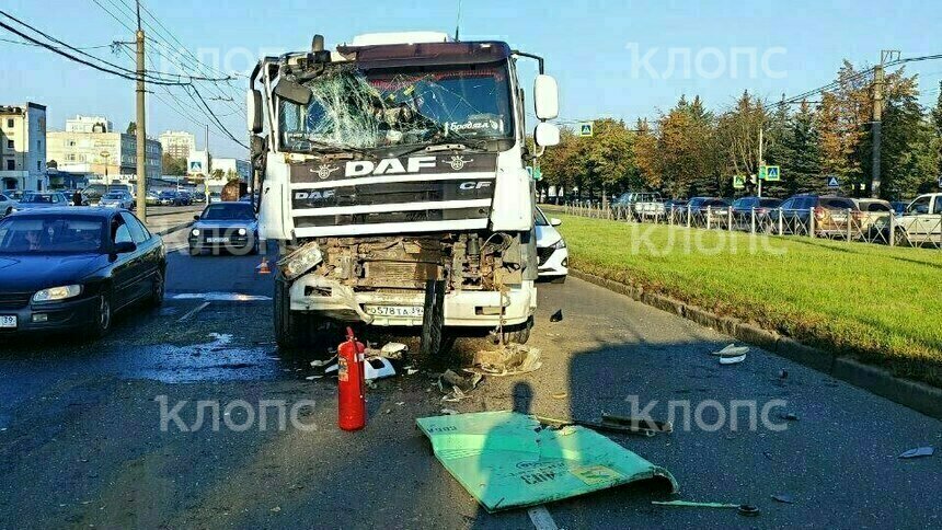 В салоне лужа крови: в Калининграде грузовик влетел в троллейбус - Новости Калининграда | Фото очевидцев