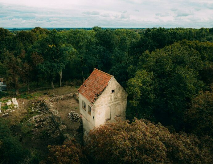 Крыша кирхи до ремонта и после | Фото: Алексей Филиппов