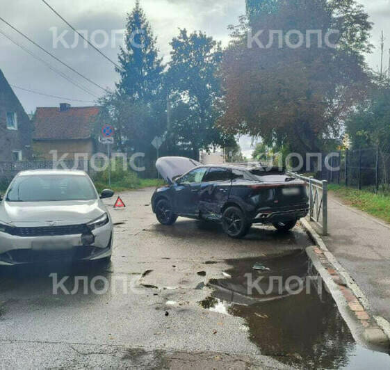 В Калининграде две машины не поделили дорогу, 14-летнюю пассажирку одной из них увезли на скорой - Новости Калининграда | Фото: очевидец