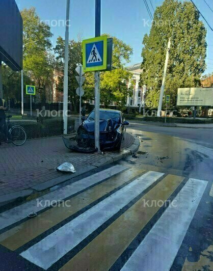 На пересечении Брамса и проспекта Мира легковушка влетела в столб (фото) - Новости Калининграда | Фото: очевидец