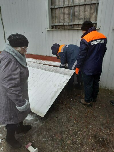 В Калининграде спасатели помогли достать из ямы Волчка: пёс угодил в ловушку, испугавшись шума фейерверков (видео) - Новости Калининграда | Фото очевидцев