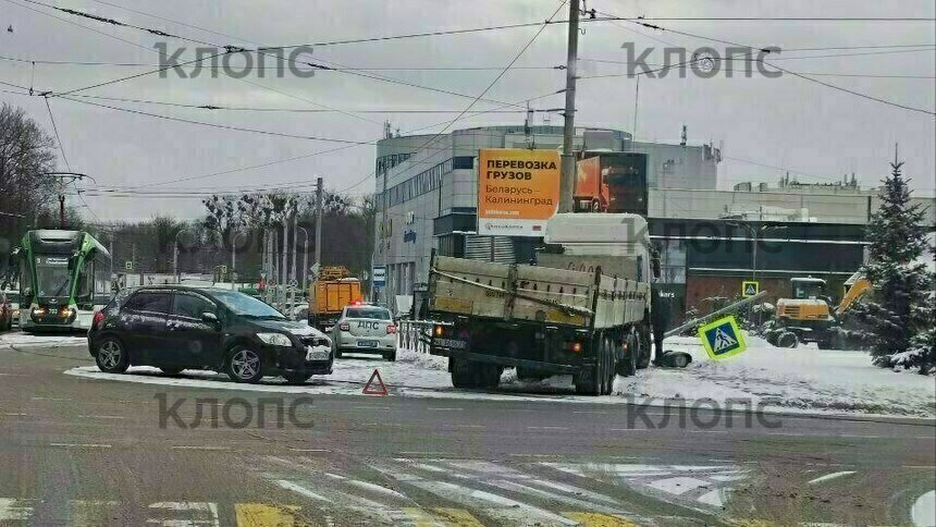 На проспекте Калинина большегруз протаранил столб (фото) - Новости Калининграда | Фото: очевидец