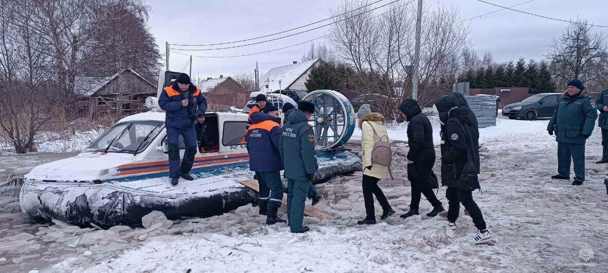 Жителей посёлков под Полесском, которых из-за сноса понтона отрезало от области, переправляют через реку на катере (фото, видео) - Новости Калининграда | Фото: МЧС региона