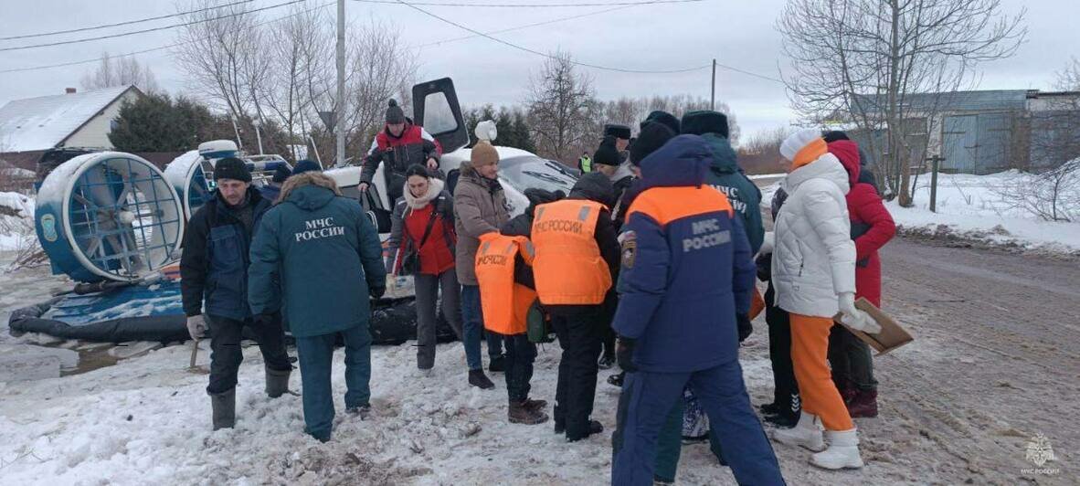 Жителей посёлков под Полесском, которых из-за сноса понтона отрезало от области, переправляют через реку на катере (фото, видео) - Новости Калининграда | Фото: МЧС региона