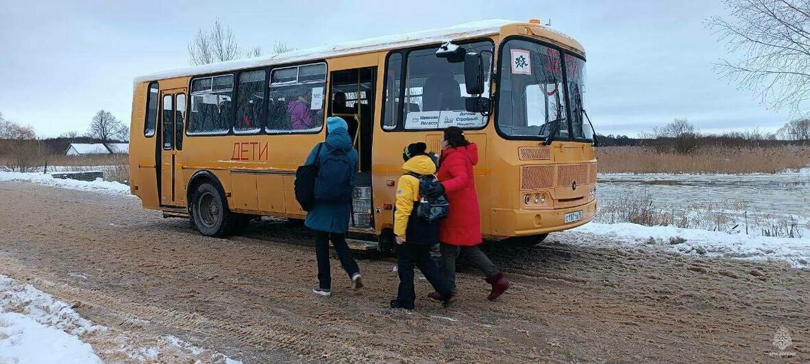 Жителей посёлков под Полесском, которых из-за сноса понтона отрезало от области, переправляют через реку на катере (фото, видео) - Новости Калининграда | Фото: МЧС региона