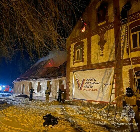 Под Нестеровом загорелось старинное одноэтажное здание (фото) - Новости Калининграда | Фото: МЧС региона