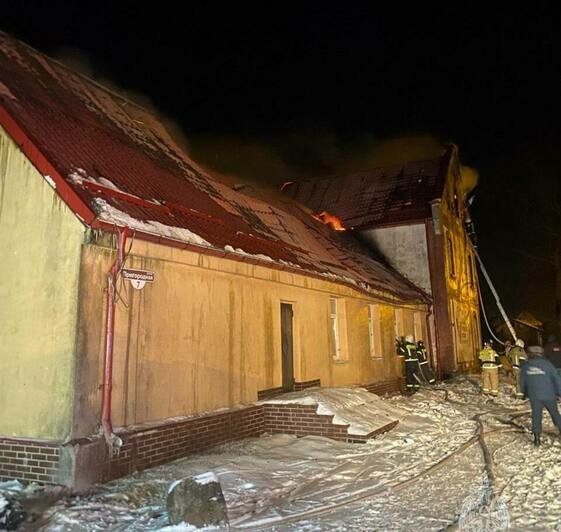 Под Нестеровом загорелось старинное одноэтажное здание (фото) - Новости Калининграда | Фото: МЧС региона