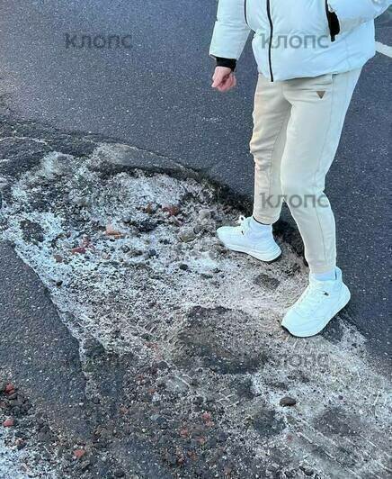 Яма глубиной с кроссовок: на Артиллерийской водители жалуются на большой дорожный провал (фото) - Новости Калининграда