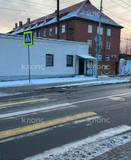 Яма глубиной с кроссовок: на Артиллерийской водители жалуются на большой дорожный провал (фото) - Новости Калининграда