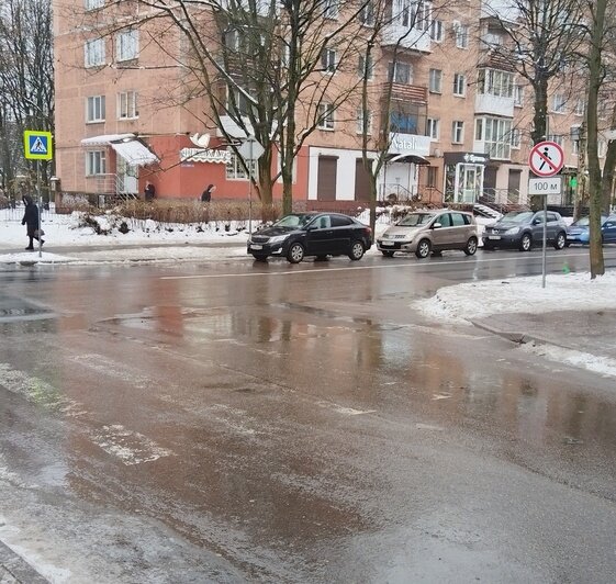 Сам себе гаишник: в центре Калининграда стёрлась разметка - Новости Калининграда | Фото читателя