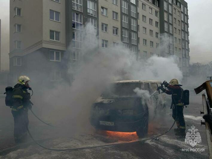 На Суздальской возле мусорки загорелся микроавтобус (фото) - Новости Калининграда | Фото: МЧС региона