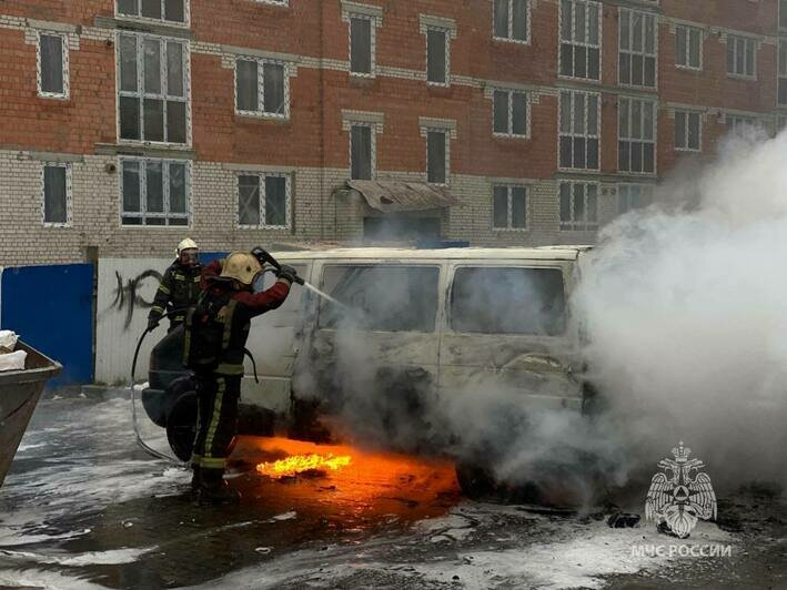 На Суздальской возле мусорки загорелся микроавтобус (фото) - Новости Калининграда | Фото: МЧС региона