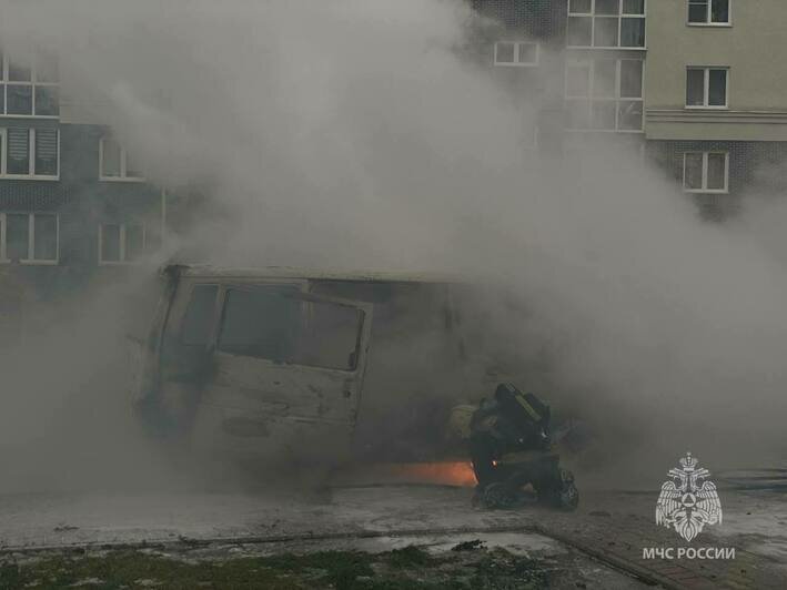 На Суздальской возле мусорки загорелся микроавтобус (фото) - Новости Калининграда | Фото: МЧС региона