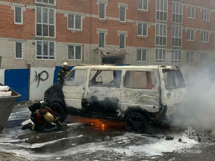 На Суздальской возле мусорки загорелся микроавтобус (фото) - Новости Калининграда | Фото: МЧС региона