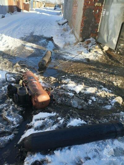 Пожарные вытащили 4 газовых баллона и 2 компрессора: в Калининграде в гараже вспыхнули две машины (фото) - Новости Калининграда | Фото: МЧС региона