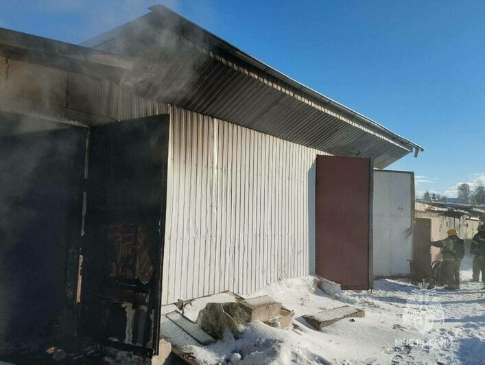Пожарные вытащили 4 газовых баллона и 2 компрессора: в Калининграде в гараже вспыхнули две машины (фото) - Новости Калининграда | Фото: МЧС региона