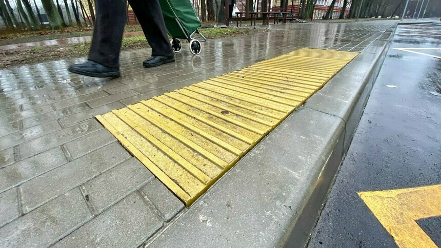Власти Калининграда хотят поменять материал, из которого делают жёлтую тактильную плитку на тротуарах - Новости Калининграда | Фото: архив «Клопс»