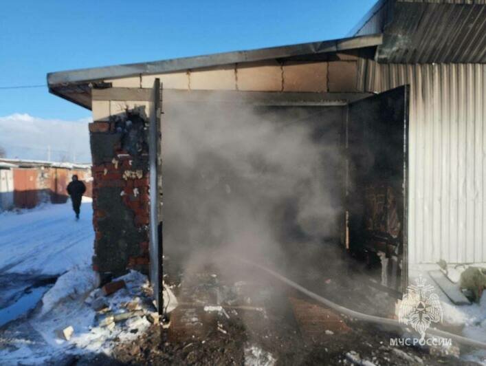 Пожарные вытащили 4 газовых баллона и 2 компрессора: в Калининграде в гараже вспыхнули две машины (фото) - Новости Калининграда | Фото: МЧС региона