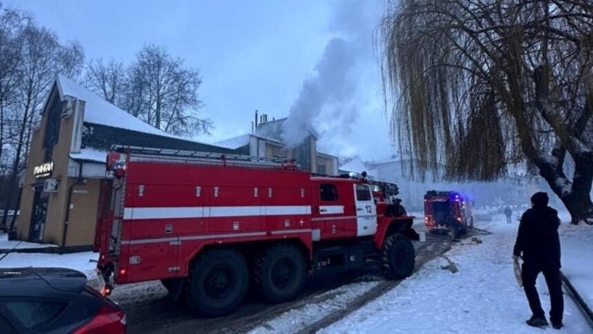 В Советске на Гончарова загорелся пивной салон (фото, видео)   - Новости Калининграда | Фото: очевидец в сообществе «Инцидент — Советск»