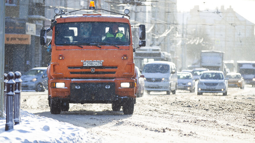 К расчистке заваленных снегом улиц Калининградской области привлекли дорожников-строителей - Новости Калининграда | Фото: Александр Подгорчук / «Клопс»