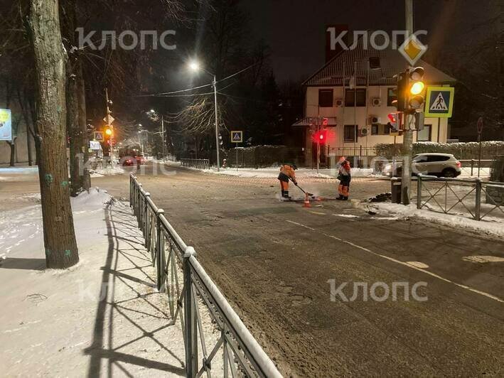 Кое-где «пломбы» повылетали: на калининградских дорогах ставят заплатки литым асфальтом (фото) - Новости Калининграда