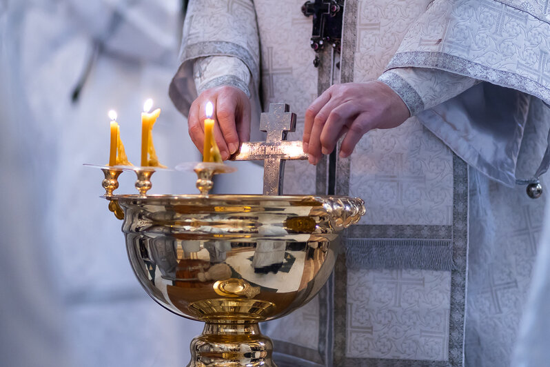 Калининградцы освятили воду накануне Крещения (фоторепортаж)  - Новости Калининграда | Фото: Александр Подгорчук / «Клопс»