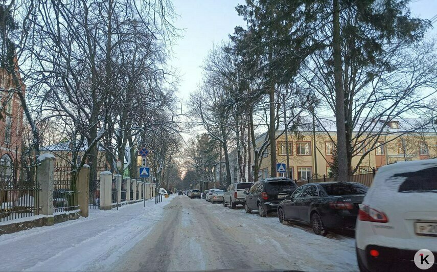 Сам себе гаишник: калининградец нашёл ещё одно преимущество брусчатки, разъезжая по заснеженному городу  - Новости Калининграда | Фото Татьяны Батыршиной