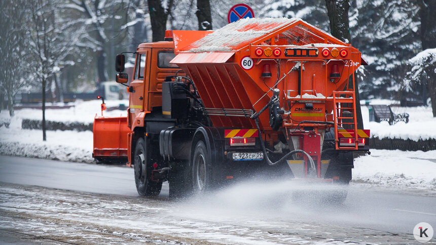 В мэрии рассказали, почему вместо солевого раствора калининградские дороги часто обрабатывают песком - Новости Калининграда | Фото: Александр Подгорчук / Архив «Клопс»