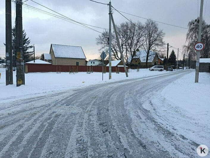 Сам себе гаишник: калининградец нашёл ещё одно преимущество брусчатки, разъезжая по заснеженному городу  - Новости Калининграда | Фото Татьяны Батыршиной