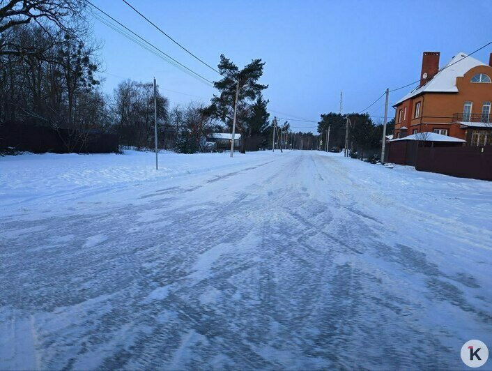 Сам себе гаишник: калининградец нашёл ещё одно преимущество брусчатки, разъезжая по заснеженному городу  - Новости Калининграда | Фото Татьяны Батыршиной