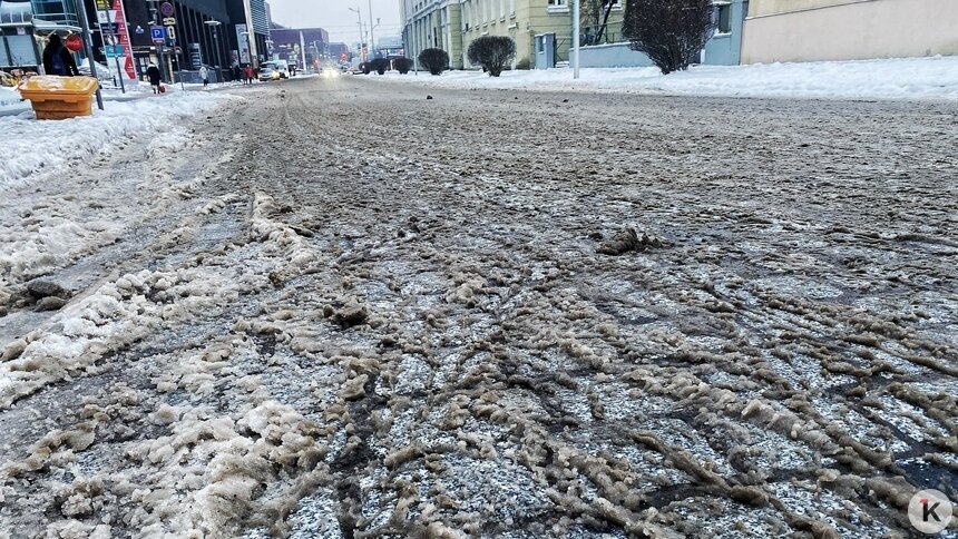 Сам себе гаишник: калининградец нашёл ещё одно преимущество брусчатки, разъезжая по заснеженному городу  - Новости Калининграда | Фото: Александр Подгорчук / «Клопс»