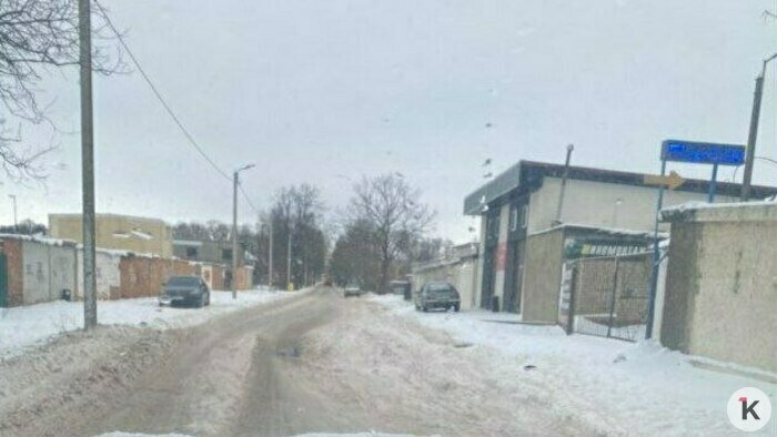 Сам себе гаишник: калининградец нашёл ещё одно преимущество брусчатки, разъезжая по заснеженному городу  - Новости Калининграда | Фото читателя