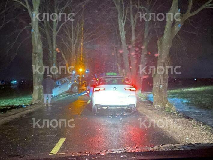 В Гурьевском районе из-за завалившегося в кювет внедорожника в пробке застрял школьный автобус (фото) - Новости Калининграда | Фото очевидцев