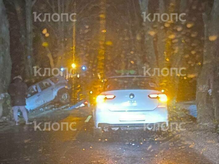 В Гурьевском районе из-за завалившегося в кювет внедорожника в пробке застрял школьный автобус (фото) - Новости Калининграда | Фото очевидцев