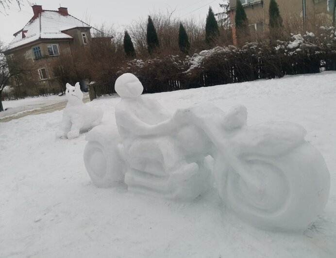 Мотоциклист и кот из Черняховска  | Фото: Сергей Панкратов, Ольга Малышева
