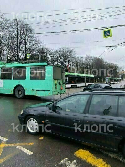 В Калининграде около КГТУ троллейбус перегородил дорогу (фото)   - Новости Калининграда | Фото: очевидец